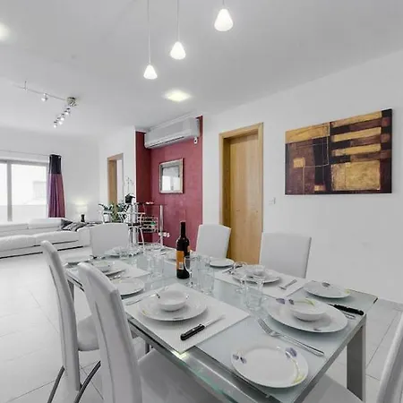 Apartment With Shared Pool *
