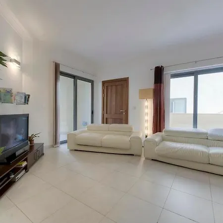 Apartment With Shared Pool *