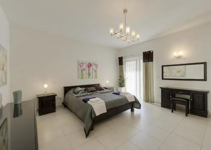 Apartament With Shared Pool *