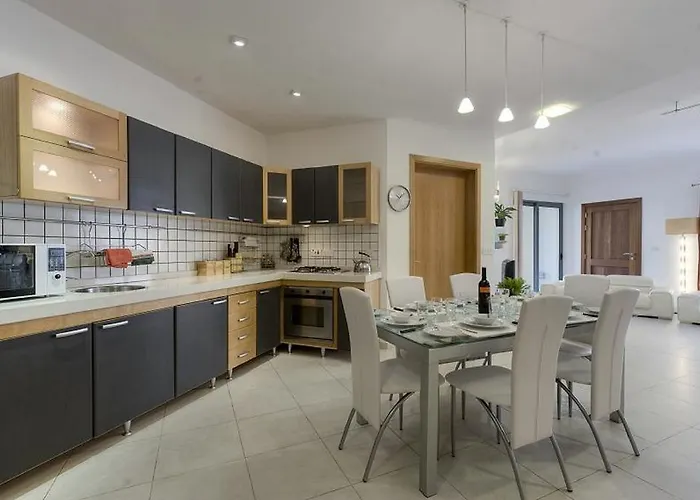 With Shared Pool Mellieħa